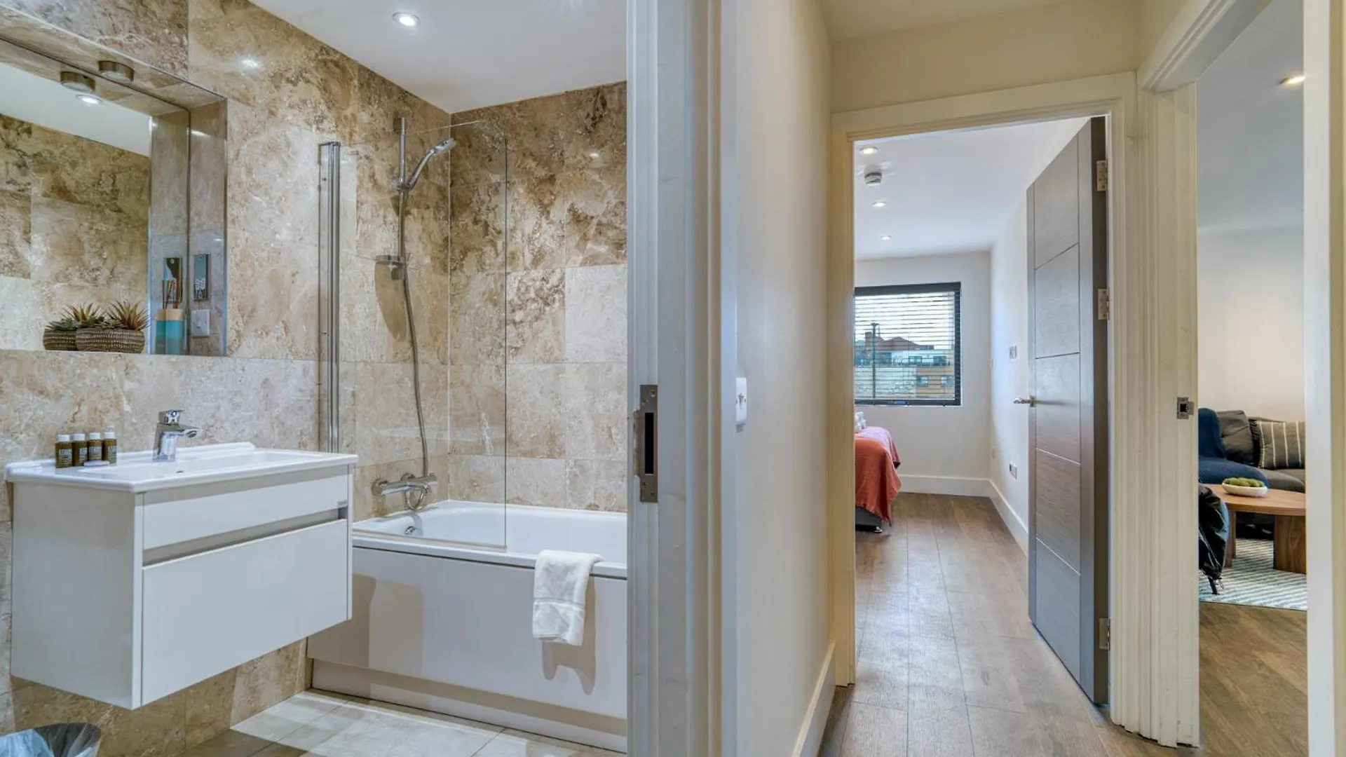 Hive - City East London Apartment